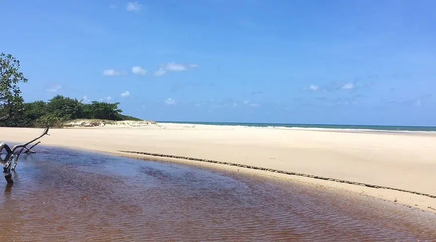 Encontro do rio com o mar no Sargi