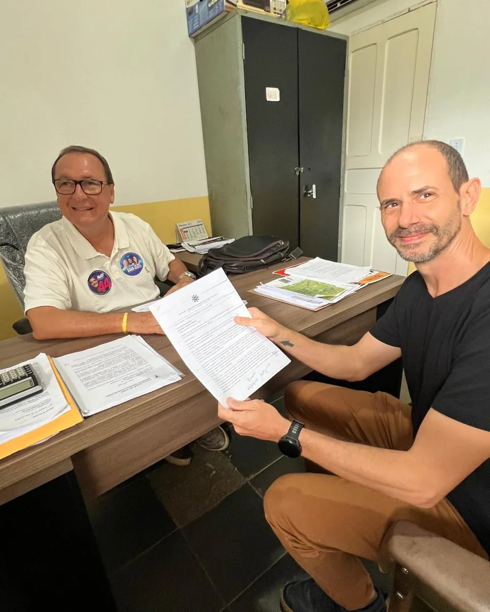 Eduardo Caetano, presidente da ASMOVISA, entrega a proposta do IPTU ao administrador de Serra Grande, Moacir Leite